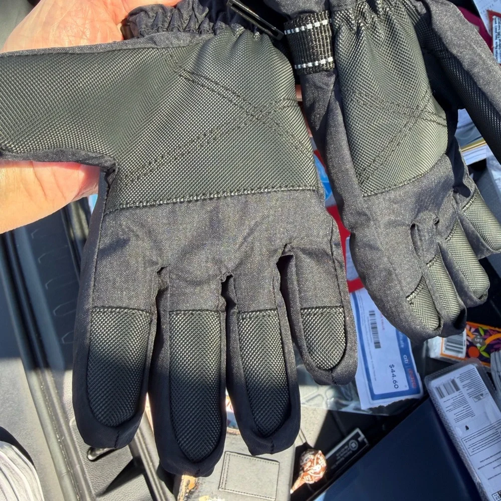 Kids Black Winter gloves Durable Cold-Weather Gloves size 4-7 nwt